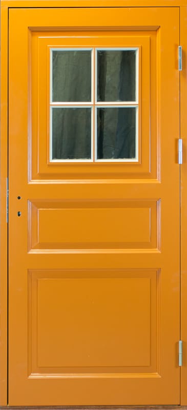 Orange ytterdörr med ett fyrkantigt spröjsat fönster med fyra rutor.