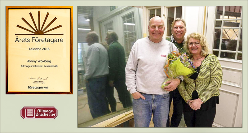 Bilden liknar ett kollage från en tidning. Till vänster i bild syns ett diplom med texten "Årets Företagare Leksand 2016 - Johny Woxberg, Allmogesnickerier i Leksand AB -Företagarna" Under diplomet syns Allmoge Snickeriers logotyp. Till höger syns ett gruppfoto där Johny håller i en bukett och ler mot kameran.