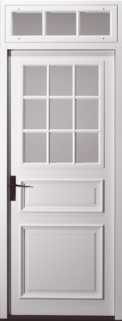 Foto av vit klassisk ytterdörr med spröjsat överglas där dörrbladet har nio små rektangulära glasrutor över två profilerade spegelpaneler, och ett rektangulärt överljus med fyra större glasrutor ovanför dörren.