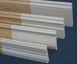 "Fyra lister placerade uppifrån och ner: en 142 mm golvsockel i allmogestil, en 115 mm golvsockel i kulturstil, ett 110 mm fönsterfoder i allmogestil och ett 95 mm fönsterfoder i kulturstil."