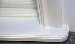 En bild på den högra sidan av en vit fönsterbänk.