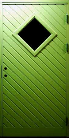 Grön paneldörr med diagonala brädor och ett centralt placerat diamantformat fönster i övre delen. Dörren har en modern och rustik känsla med tydlig struktur i träpanelen.