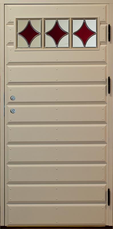 En beige ytterdörr med horisontella paneler och dekorativa nitar. Överst sitter tre glasrutor, vardera med ett infällt rött rombmönster som ger en klassisk och färgstark detalj. Dörren har två runda låscylindrar och svarta gångjärn som kontrasterar mot den ljusa dörrytan.