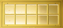 Gult överljusfönster med tio små rektangulära glasrutor i två rader, avdelade med smala spröjs.