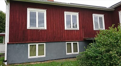 Fasad med flera fönster där stora glasrutor ger tydligt ljusinsläpp och en jämn fönsterindelning.