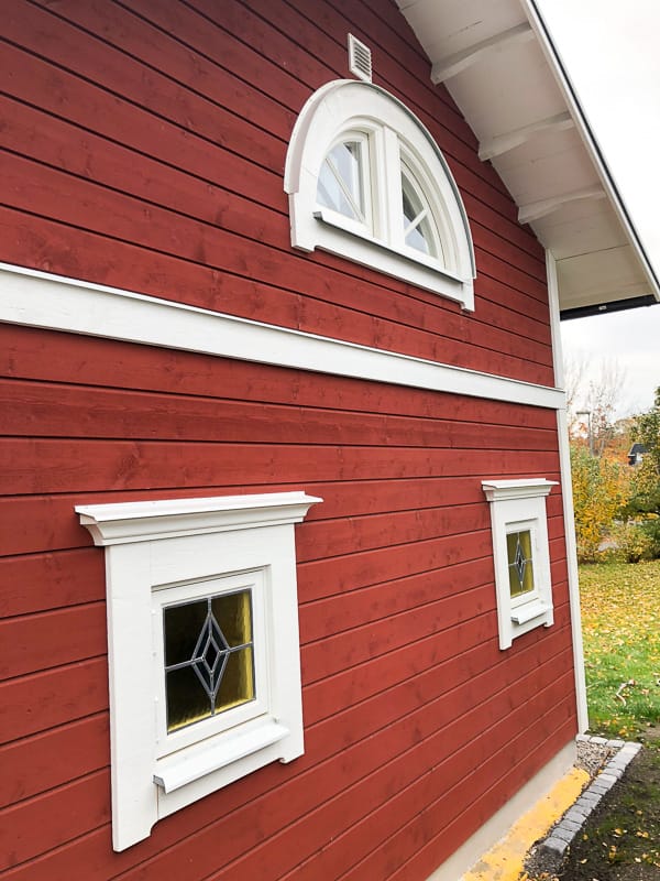 Närbild av litet fönster med diamantformat glasfält/blyinfattning som släpper in ljus och ger ett dekorativt rutmönster.