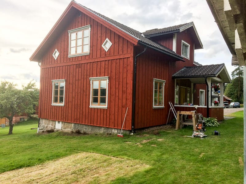 Fasad med nyinsatta fönster där stora glasrutor ger mer dagsljus och ett tydligt, rent fönsteruttryck.