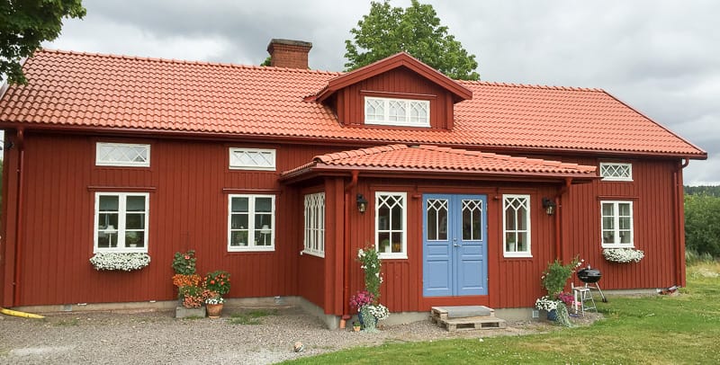 Fasad med flera fönster och spröjsade glaspartier vid entrén som ger ett ljust och klassiskt uttryck.
