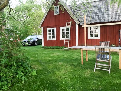 Tillbyggnad före färdigställande med fönsterparti och glasade ytor som redan ger tydligt ljusinsläpp.