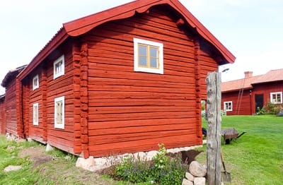 Dalagård med 2-luftiga fönster med kulturglas, där glasrutorna ger ett ljust uttryck i fasaden.