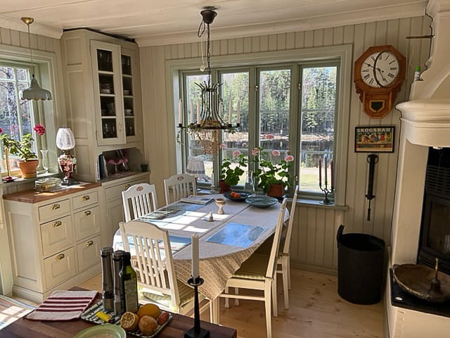 Matrum med spröjsat fönster och djup fönsterbänk som fångar ljuset och ger utsikt mot naturen