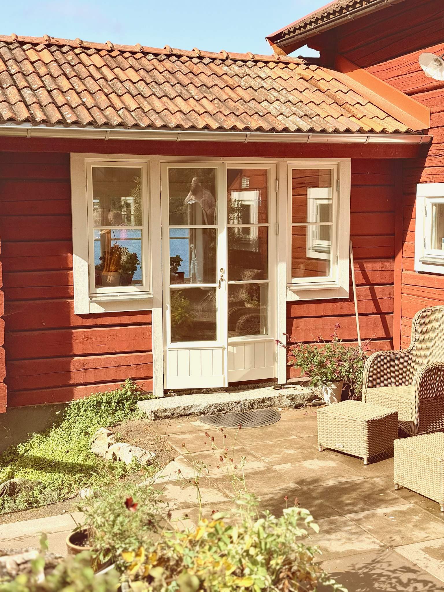 Fönsterdörr 1+1-glas Allmogeprofil Mod 102 Vit Panelbröstning från Allmoge.
